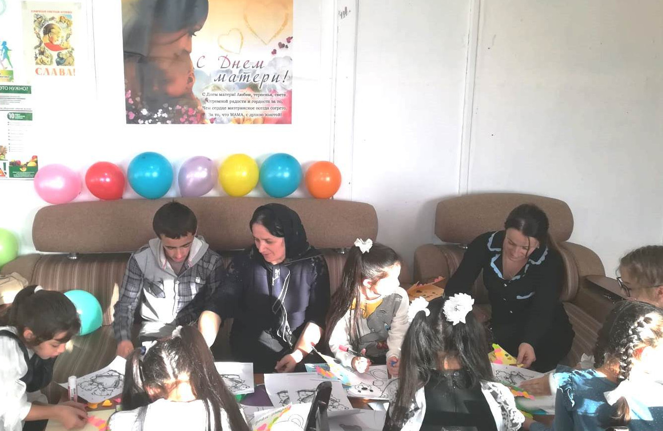 Художественный мастер-класс по изготовлению праздничных открыток для мам прошел в Комплексном центре Дахадаевского района